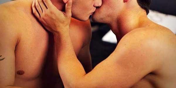 beijos entre homens